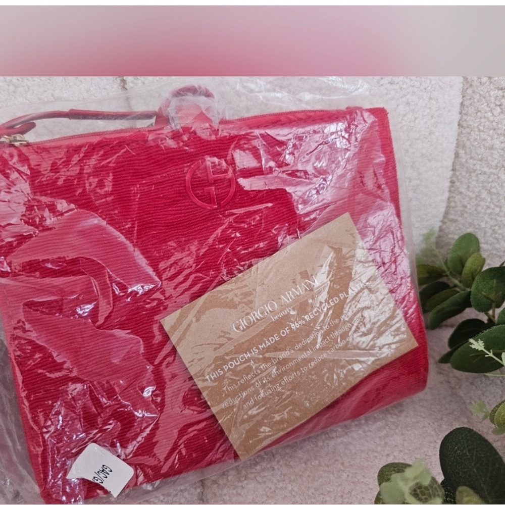 NEW Red Beauty Zipper Wristlet - Picture 4 of 13